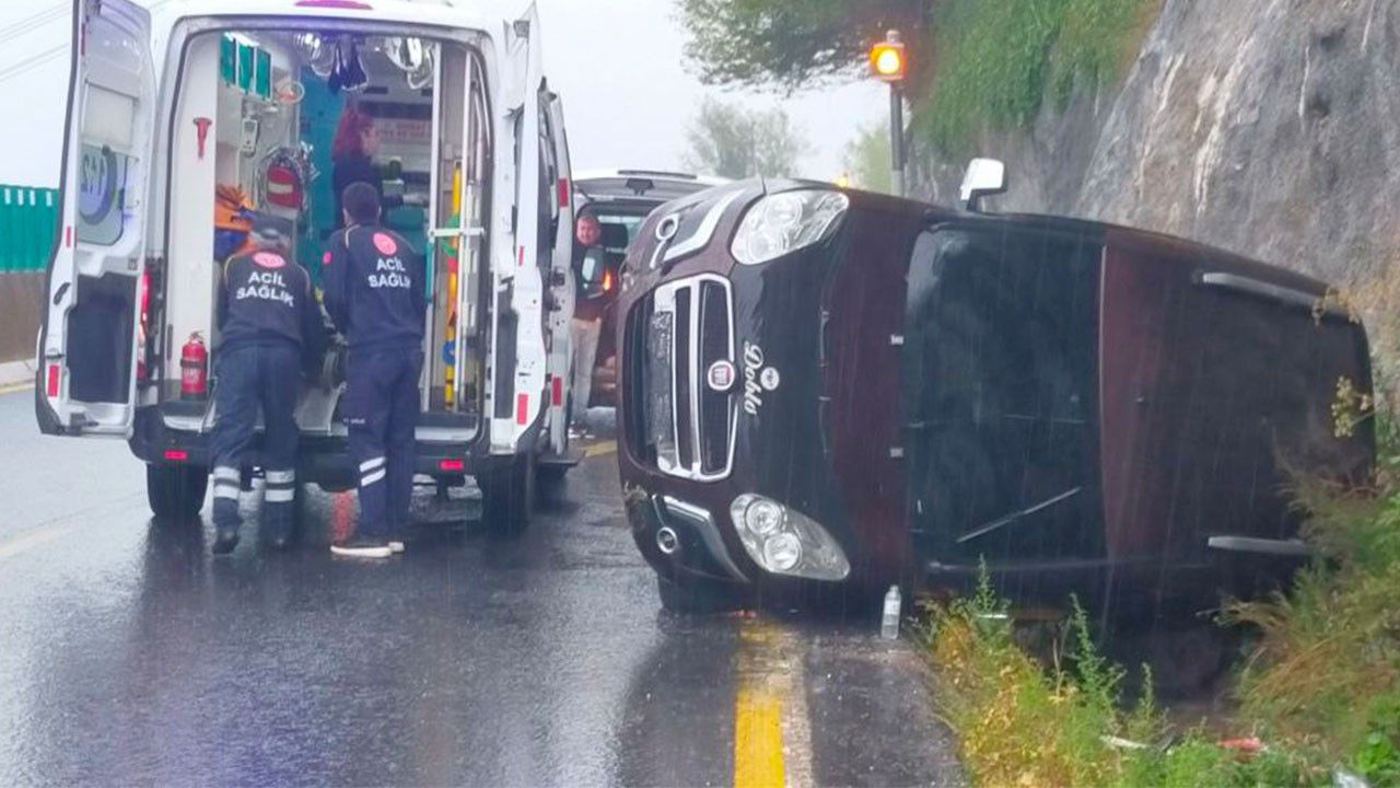 Bariyere çarpan sürücüye yardım eden 2 kişiye otomobil çarptı