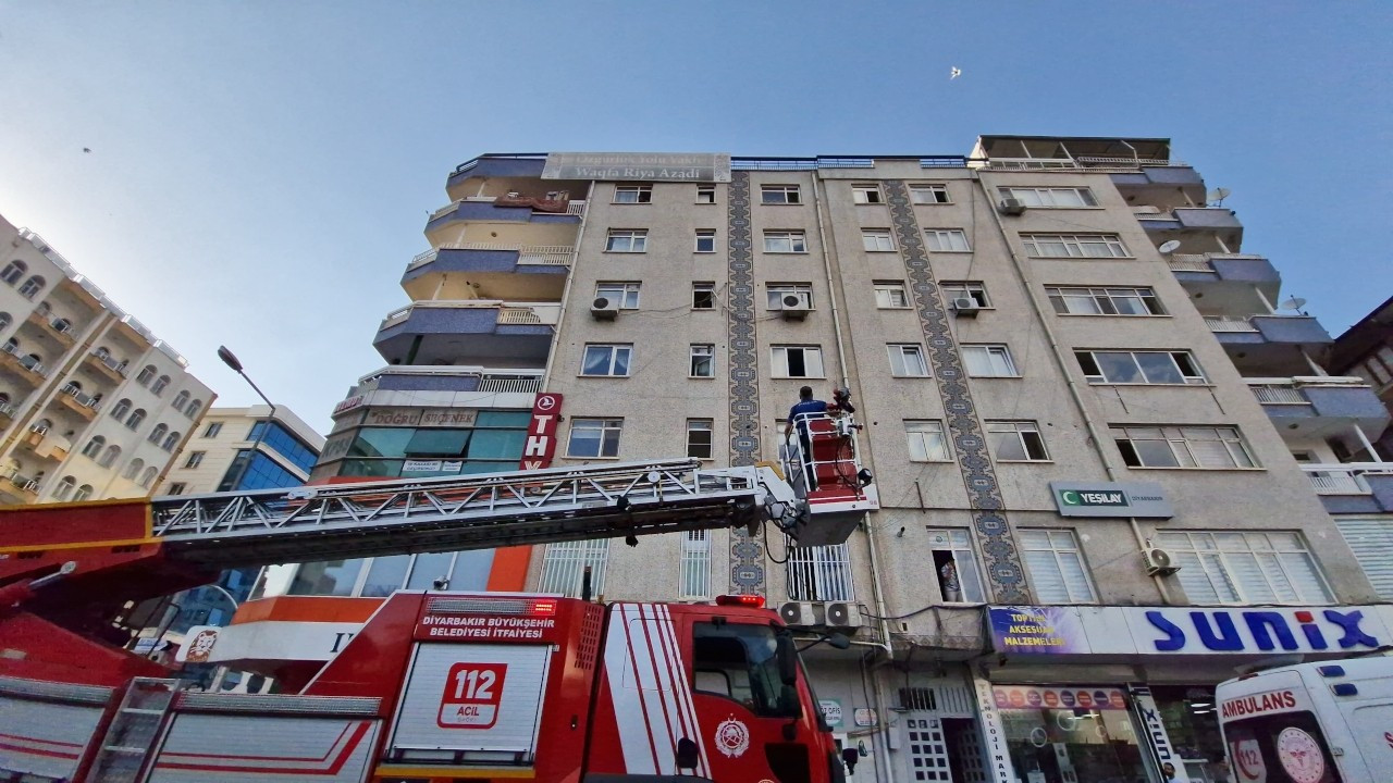 Polis, kayıp genç kadını bulmak için iş yerine merdivenle girdi