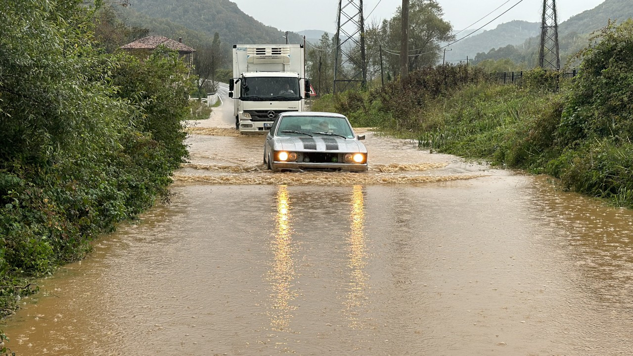 Bartın'da dere taştı, kara yolu ulaşımı aksadı