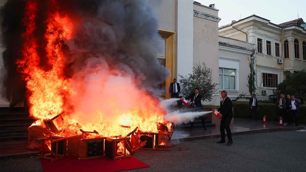 Arnavutluk Meclisi'nde gerginlik: Vekiller sandalyeleri ateşe verdi