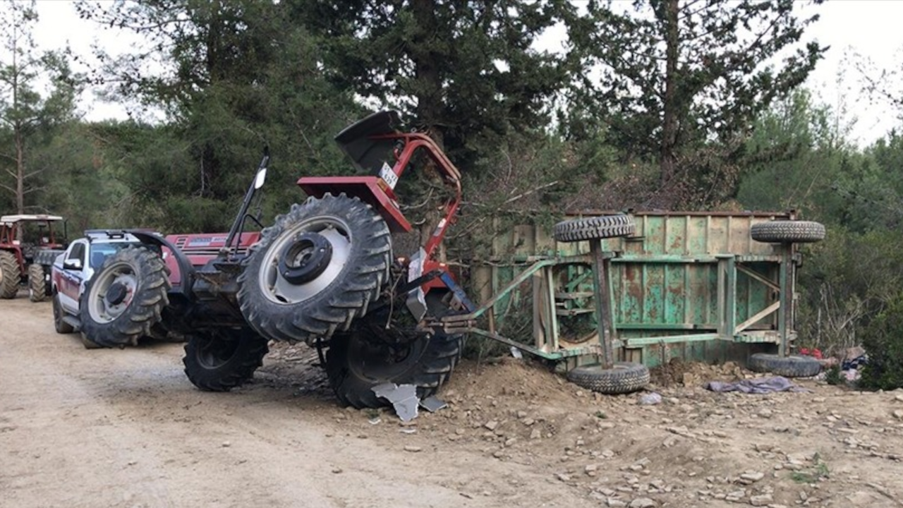 Traktör ve minibüs kavşakta çarpıştı, 4 kişi yaralandı