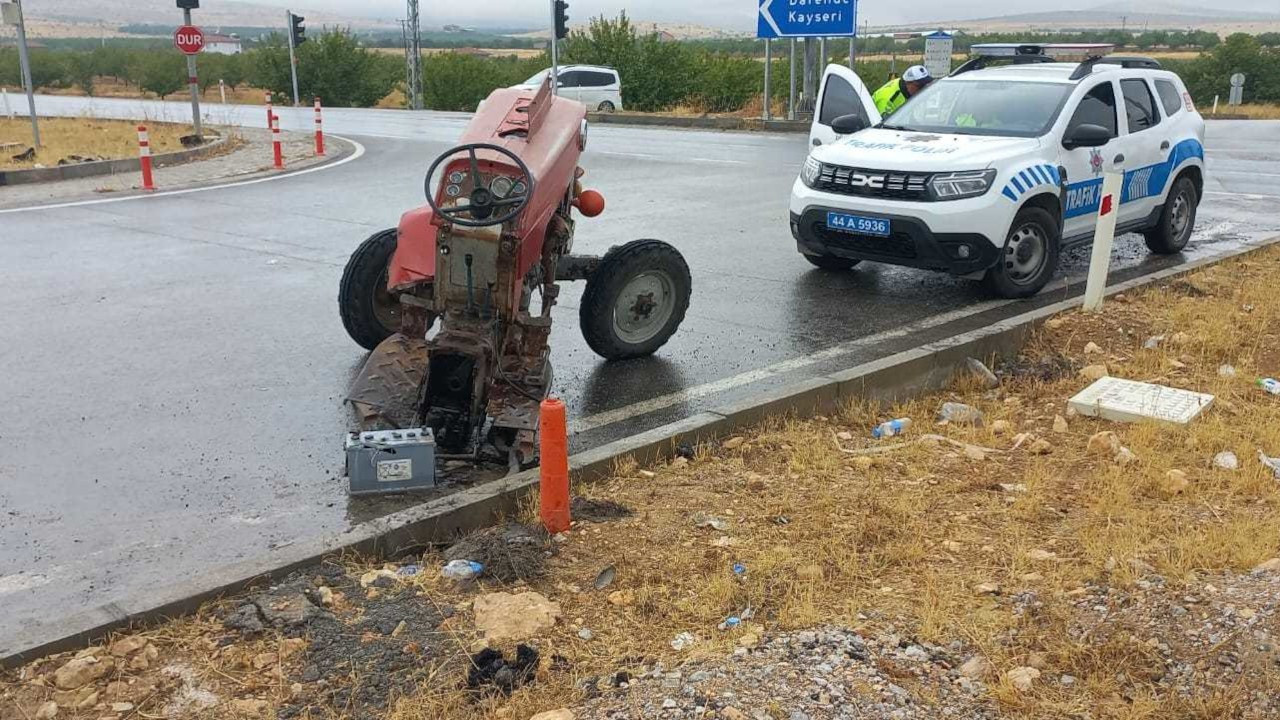 Otobüsle çarpışan traktör ikiye bölündü: 1 ölü, 1 yaralı