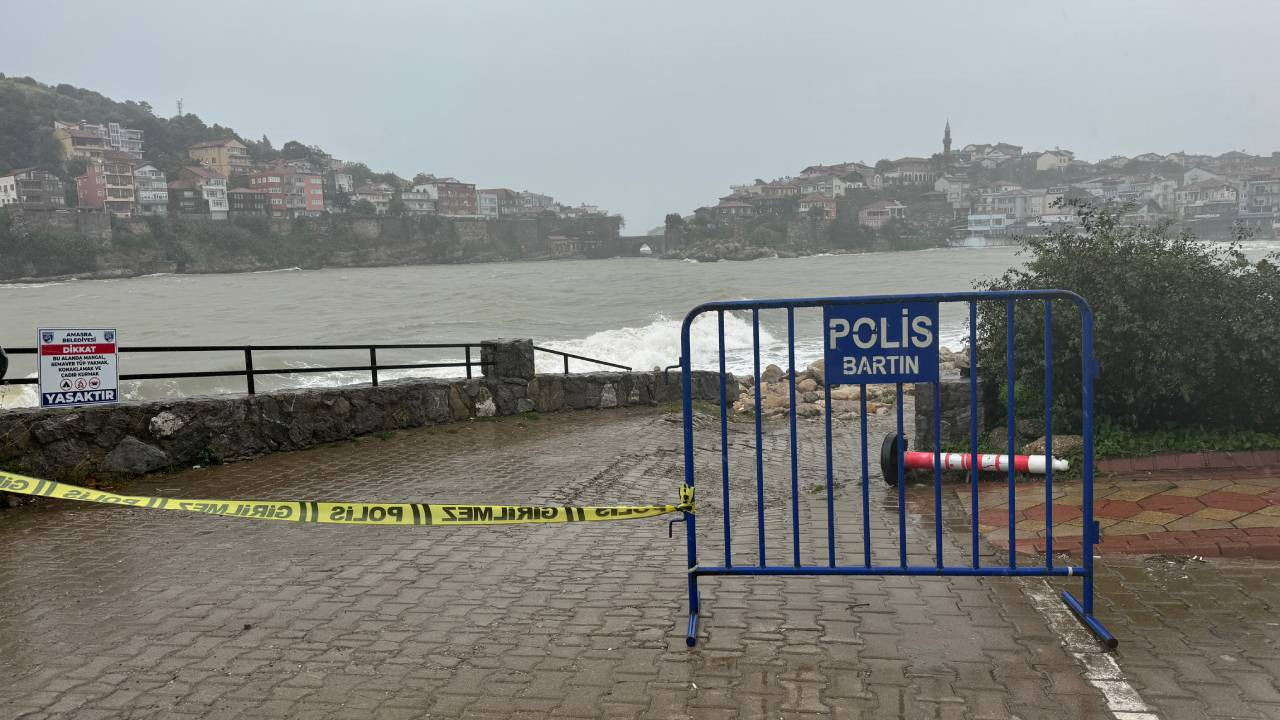 Bartın'da sağanak ve şiddetli rüzgar hayatı olumsuz etkiliyor