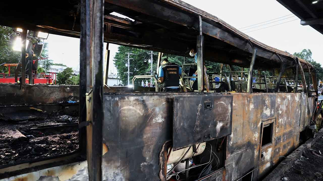 Tayland'da öğrencileri taşıyan otobüs alev aldı: 25 ölü