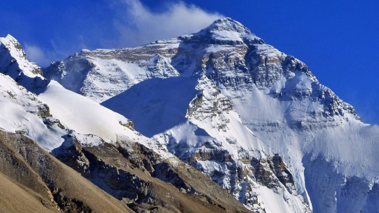 Everest Dağı her sene boy atıyor