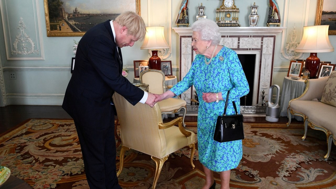 'Kraliçe Elizabeth kemik kanseriydi' iddiası: 'Ellerinde ve bileklerinde morluklar vardı...'