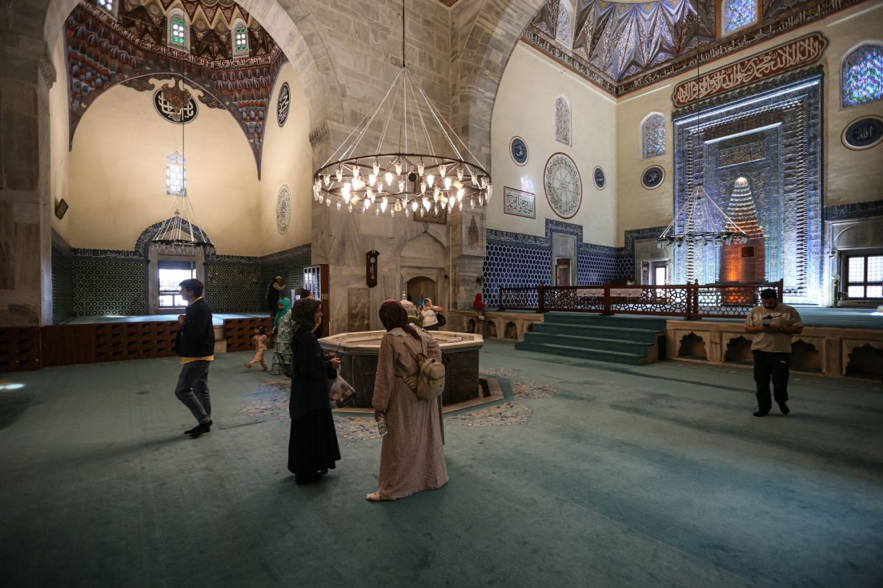 Erkek turistlerin etekli cami ziyareti gündem oldu - Sayfa 1