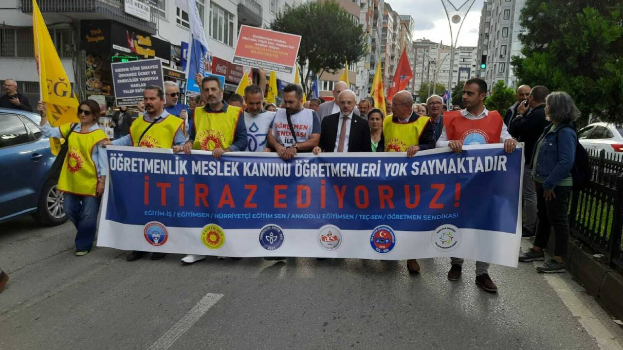 Samsun’da eğitimciler, valilik önüne siyah çelenk bıraktı