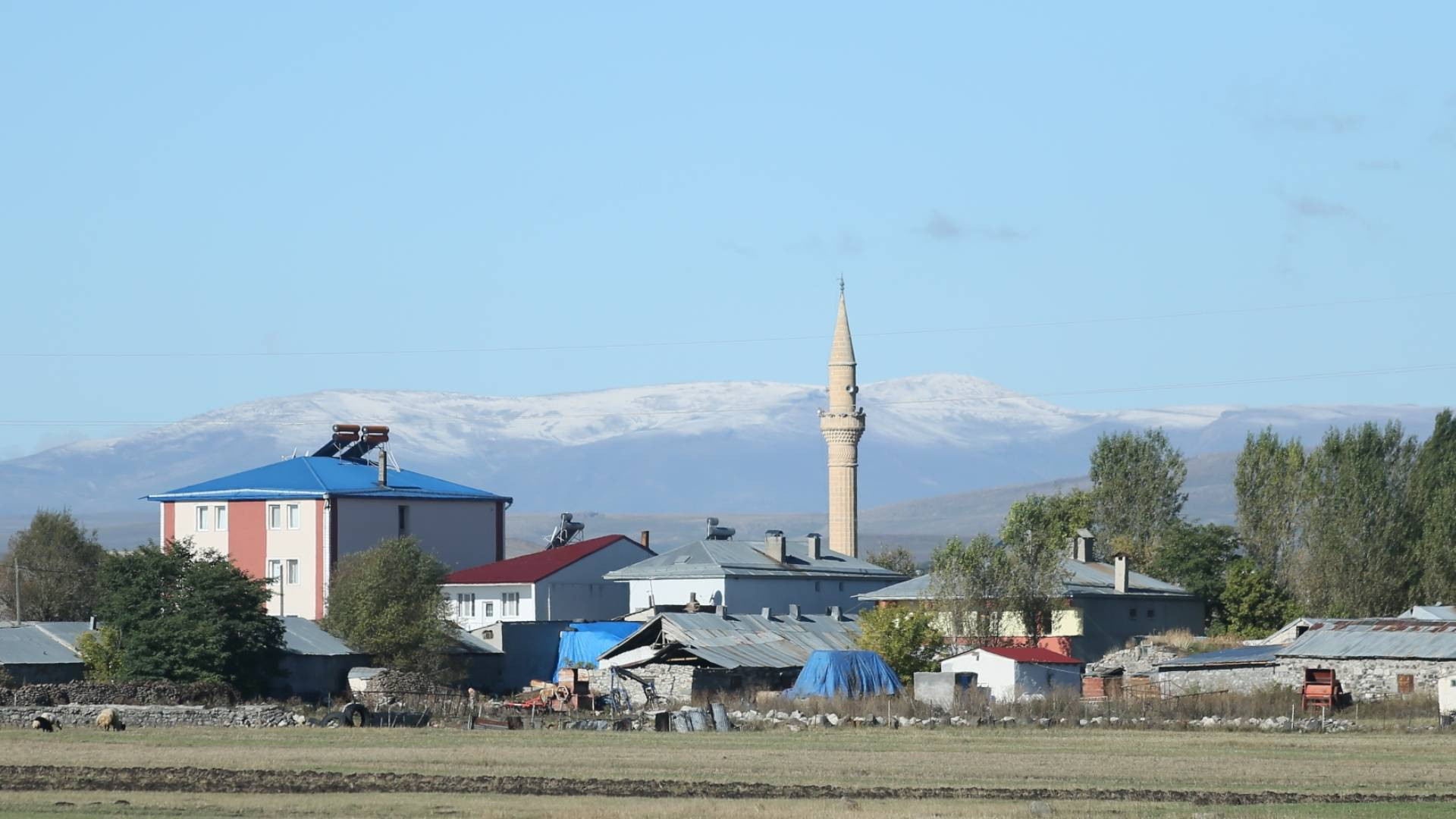 Kars'ın yüksek kesimlerine kar yağdı