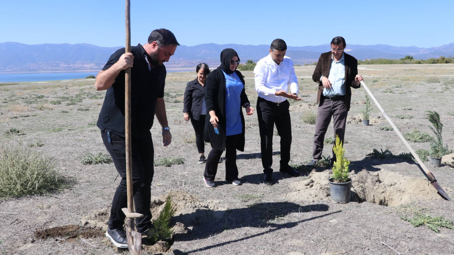 Kuruma tehdidi altındaki Burdur Gölü çevresine gazeteciler ağaç dikti