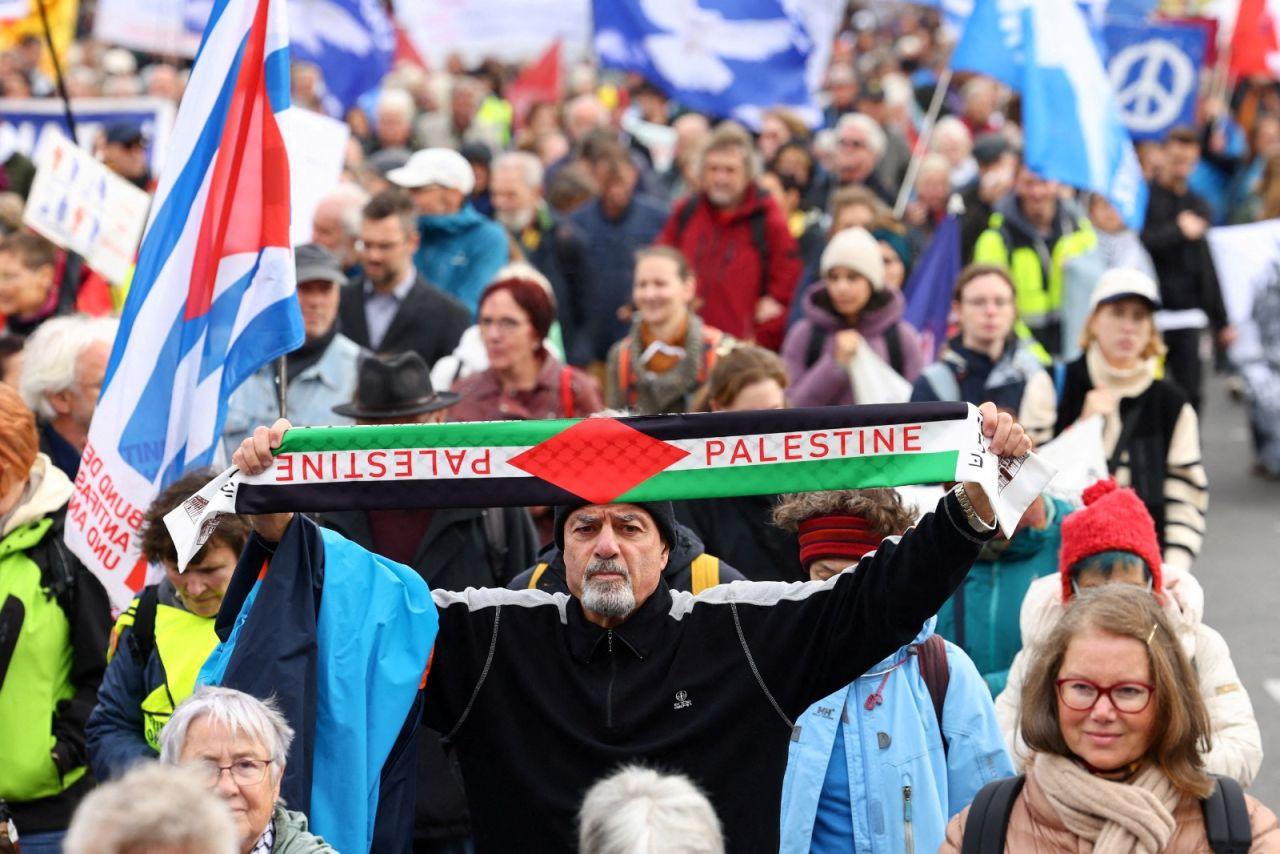 Berlin'de savaş karşıtı yürüyüş: 30 bin eylemci sokağa çıktı - Sayfa 2