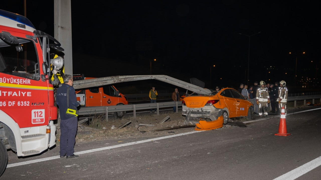 Ankara'da taksi bariyere saplandı: Sürücü hayatını kaybetti