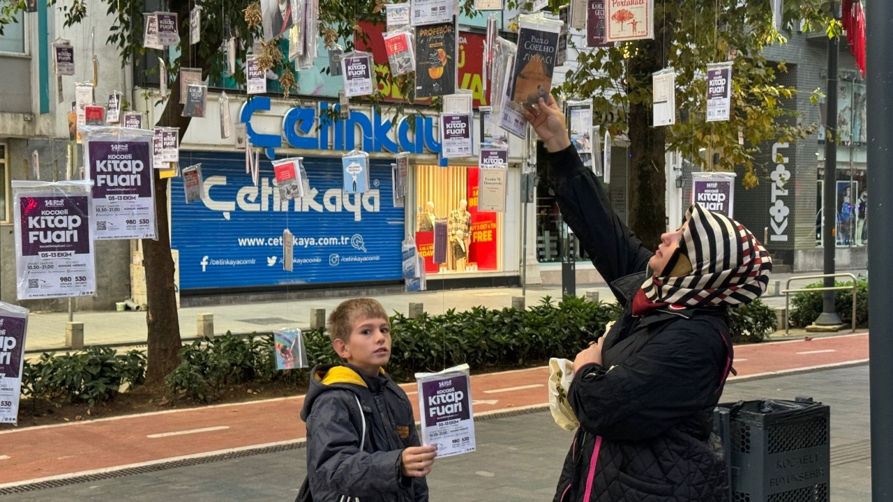 Kocaeli'de ağaçlar kitap açtı: Okurlar topladı