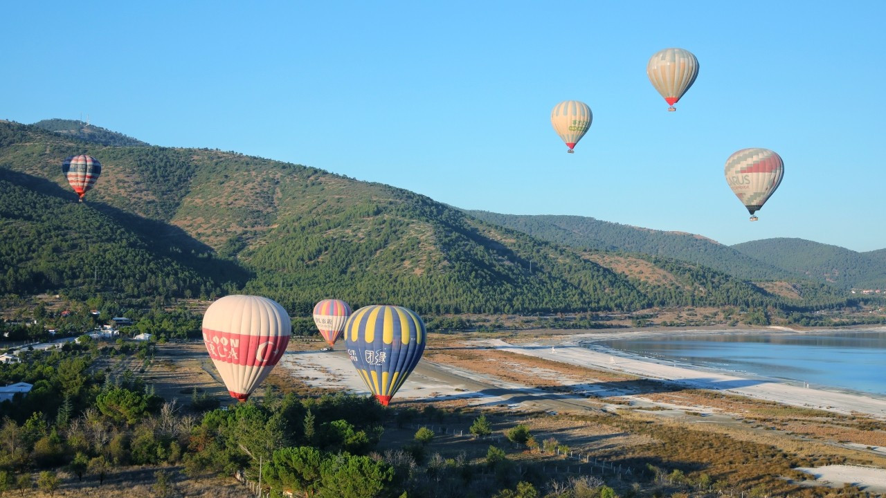 Salda semaları balonlarla süslendi