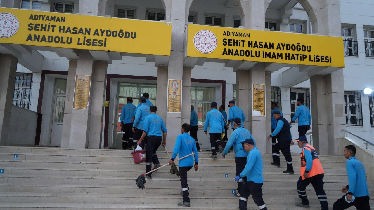 Adıyaman'da belediye ekipleri, bir haftada 30 okulda temizlik yapıyor