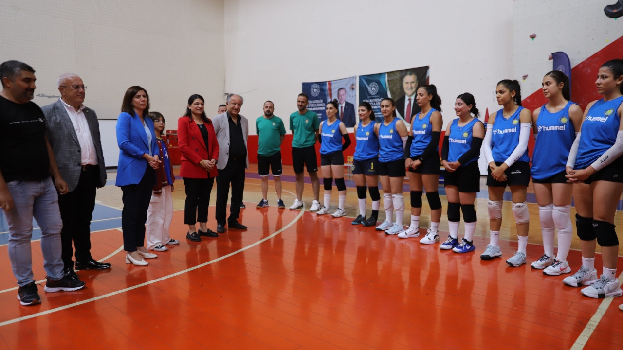 Eş Başkan Bucak'tan kadın voleybol takımına ziyaret