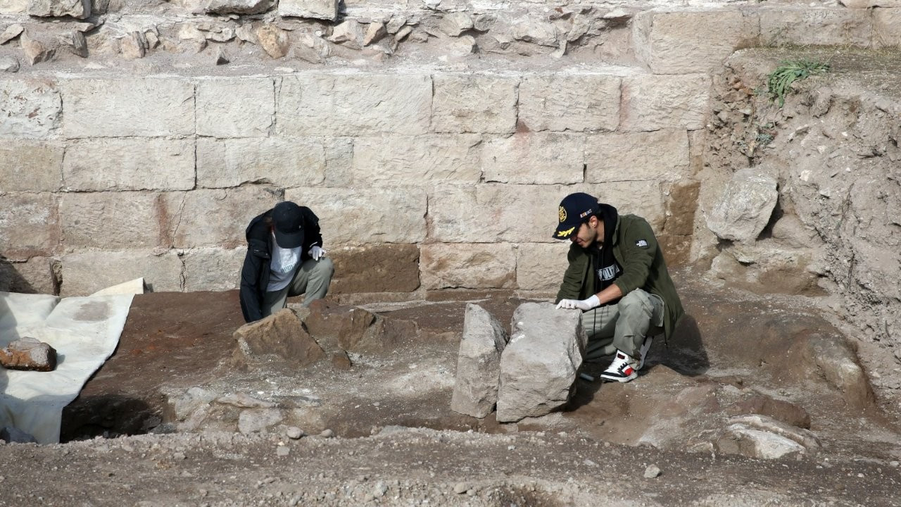 Eski Ahlat Şehri Kalesi'ndeki kazılarda su sarnıcı bulundu