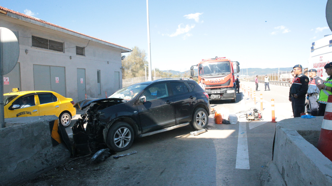 Otoyol girişindeki bariye çarpan aracın sürücüsü öldü