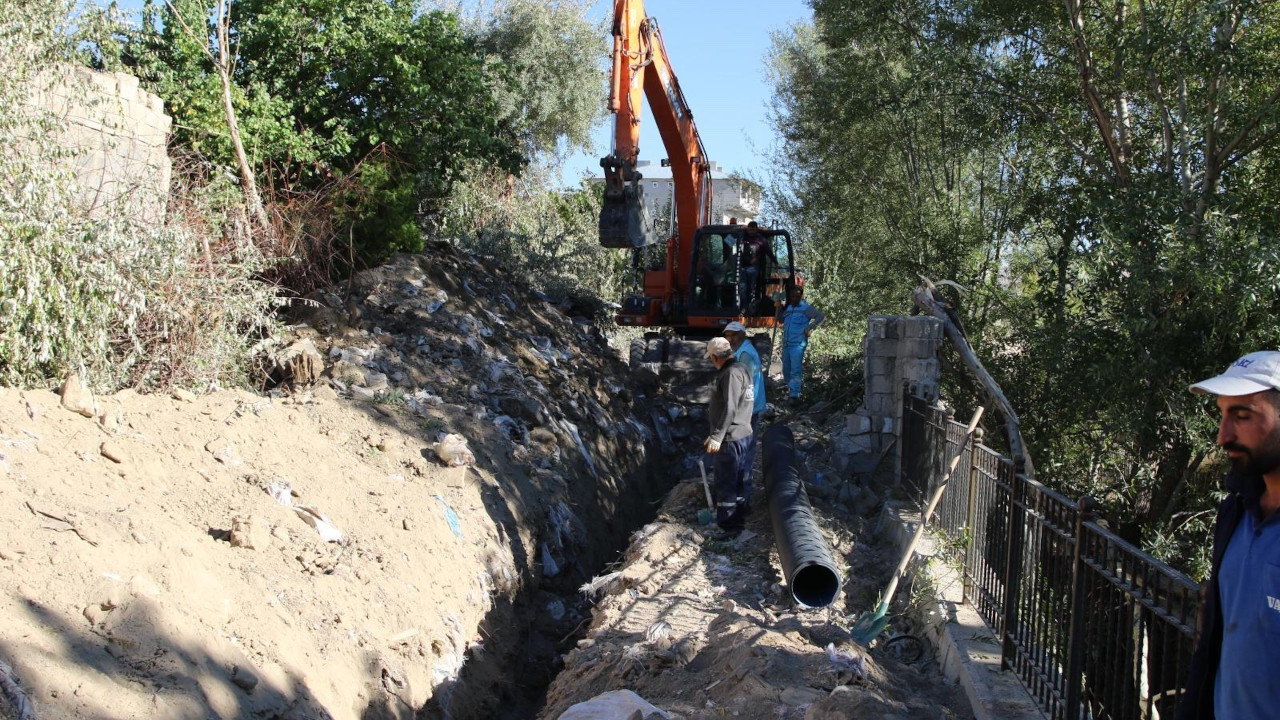 Van'da atık suyun döküldüğü derede çalışma başlatıldı