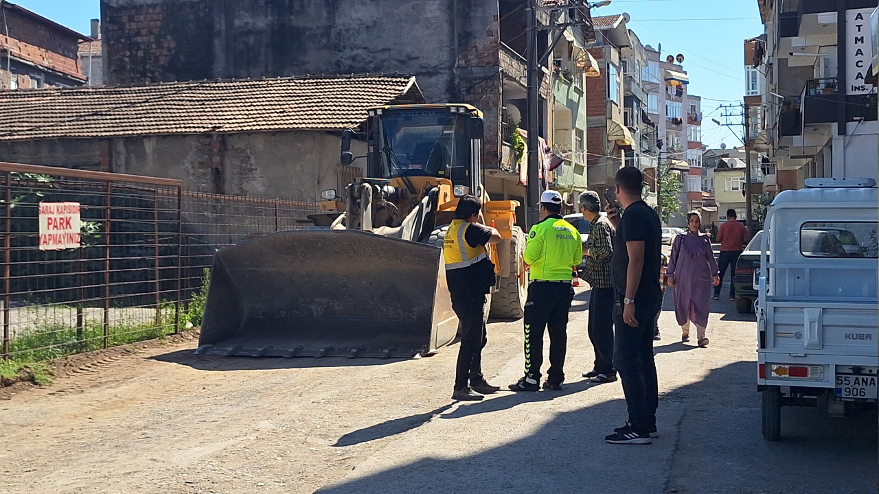 Samsun'da belediyeye ait iş makinesinin çarptığı kişi ağır yaralandı