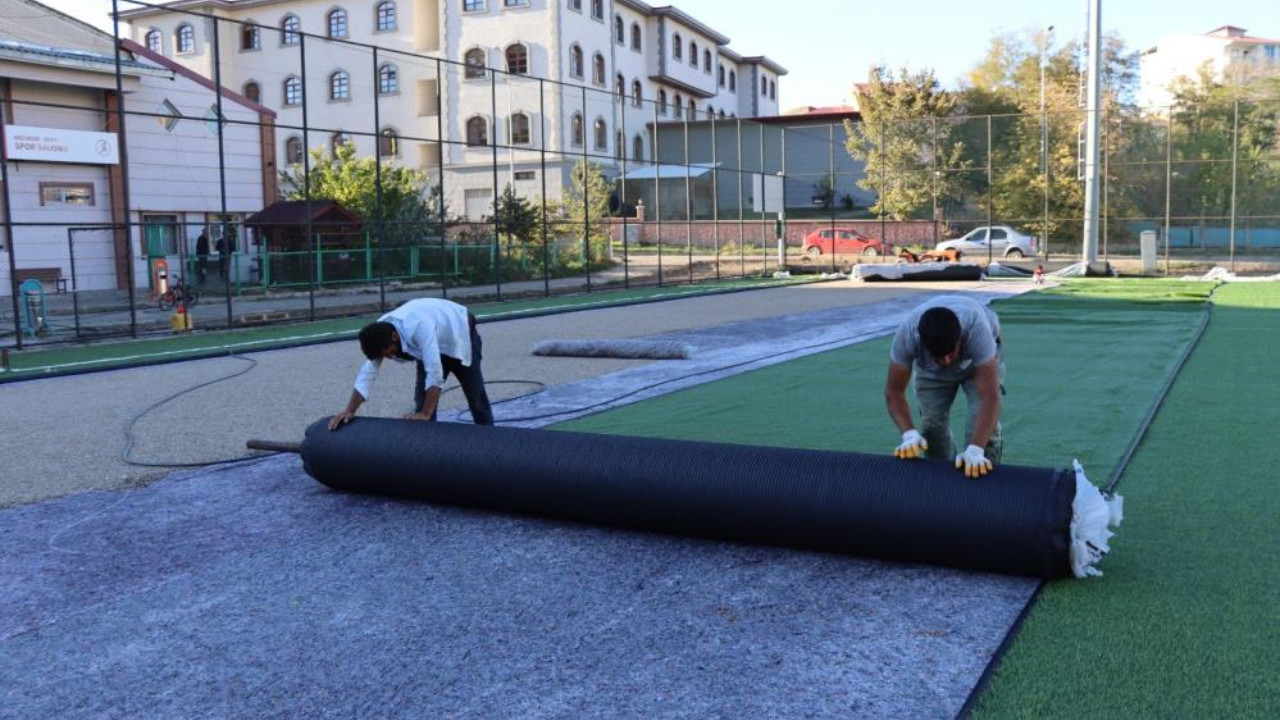 Oltu'da stadyumun zemini yenileniyor