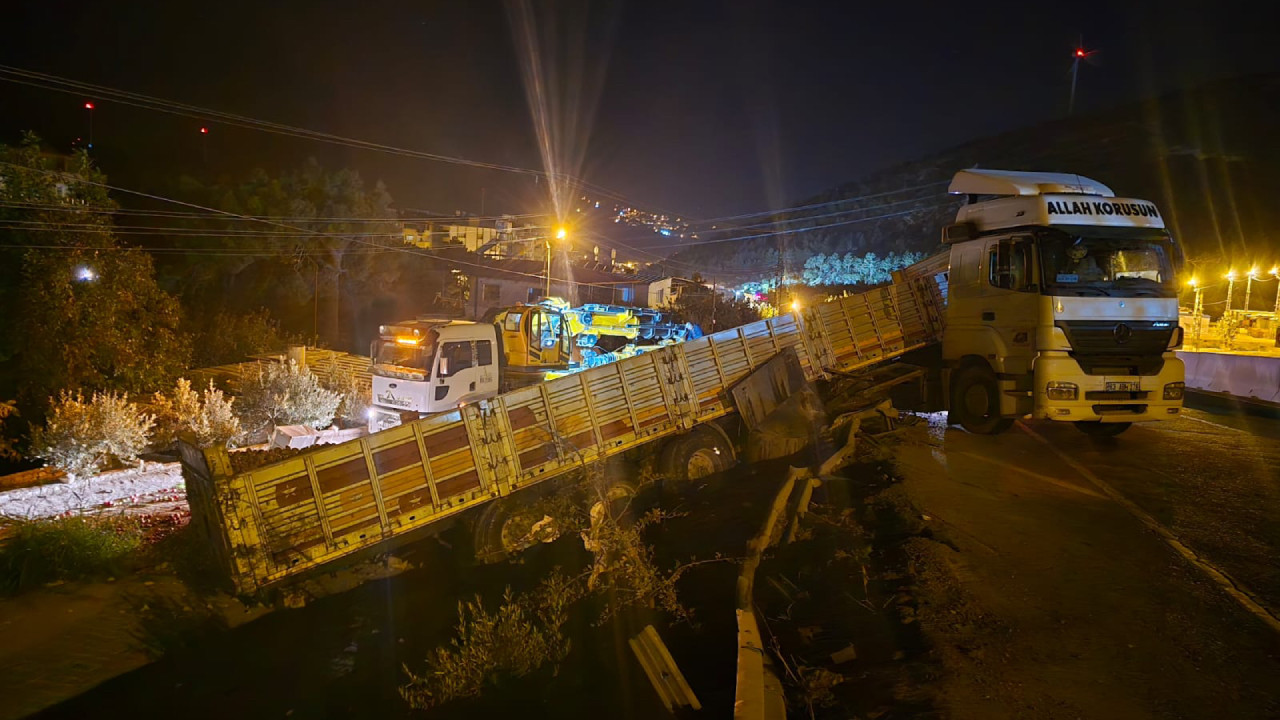 Hatay'da tır şarampole devrildi, domatesler yola saçıldı