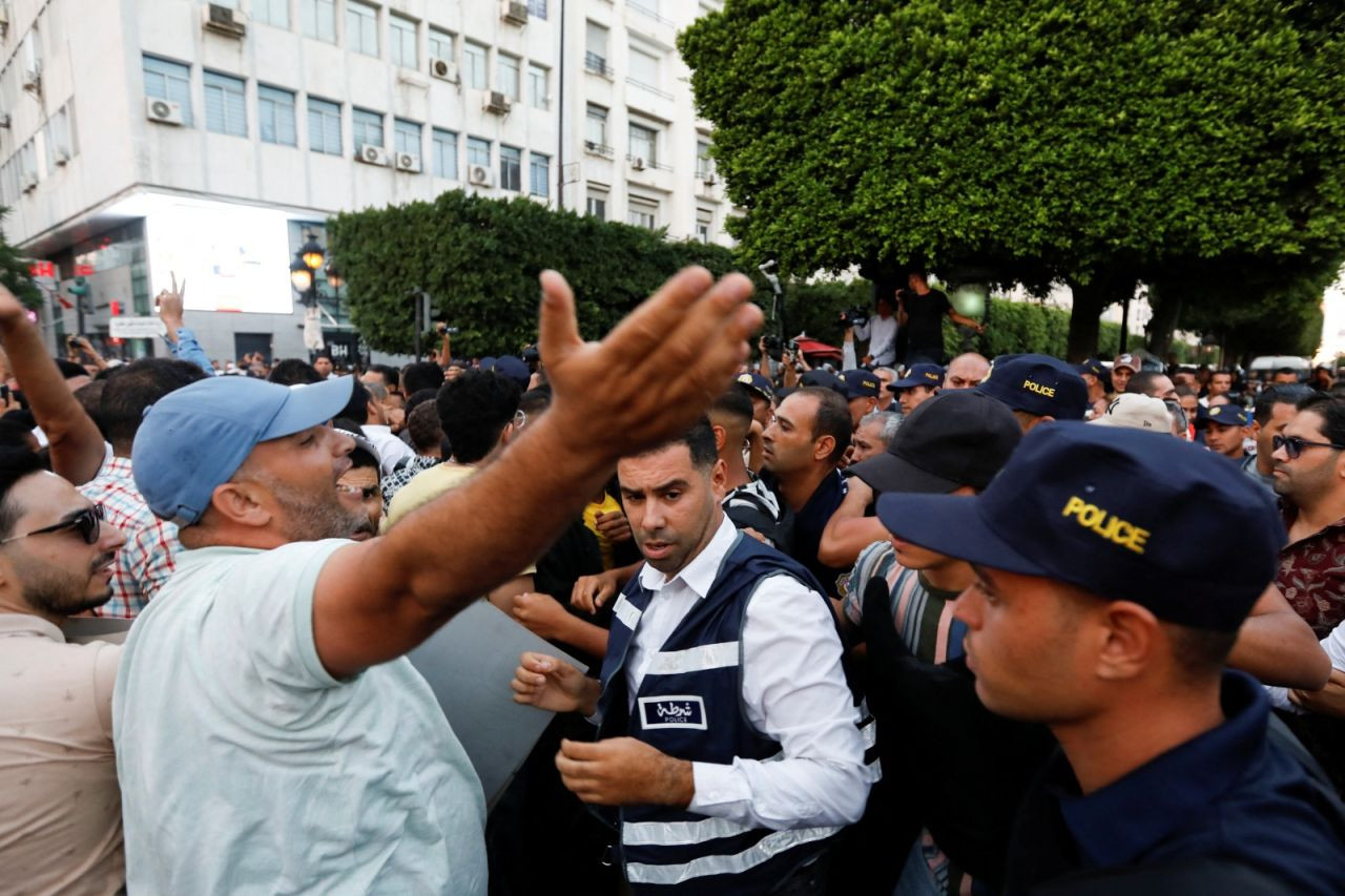 Tunus'ta seçim öncesi eylem: 'Ömür boyu başkanlığa hayır' - Sayfa 2