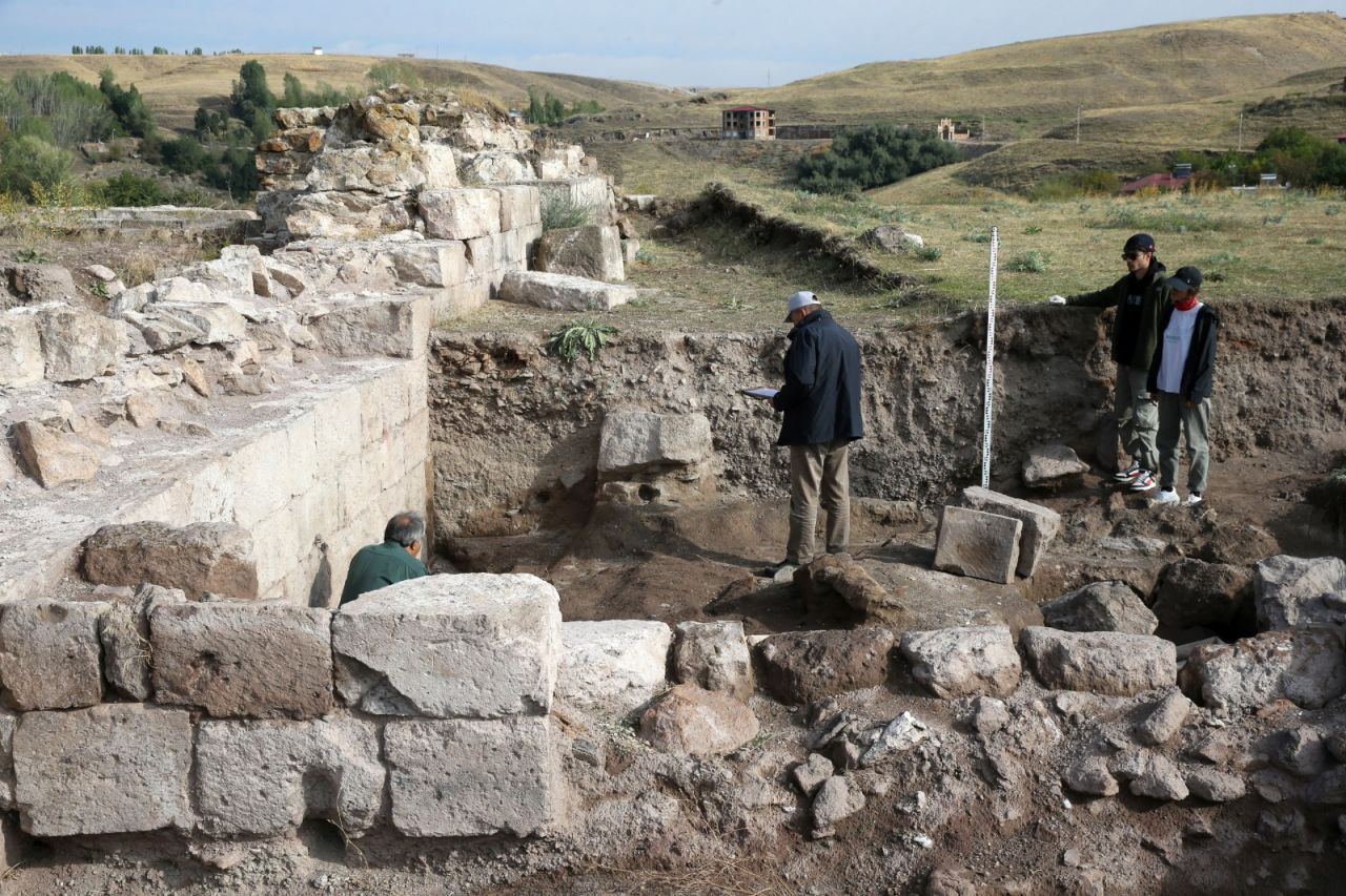 Eski Ahlat Şehri Kalesi'ndeki kazılarda su sarnıcı bulundu - Sayfa 3