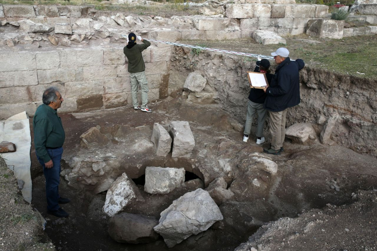 Eski Ahlat Şehri Kalesi'ndeki kazılarda su sarnıcı bulundu - Sayfa 4