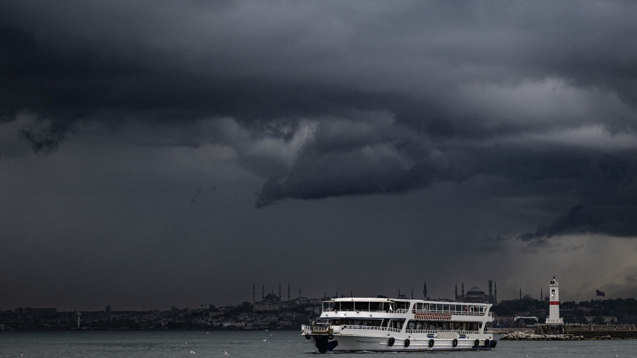 Meteoroloji'den İstanbul uyarısı: 2 saatlik periyotta su baskınları ve fırtınaya dikkat