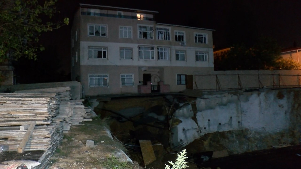 Üsküdar'da yol çöktü; 3 katlı bina boşaltıldı