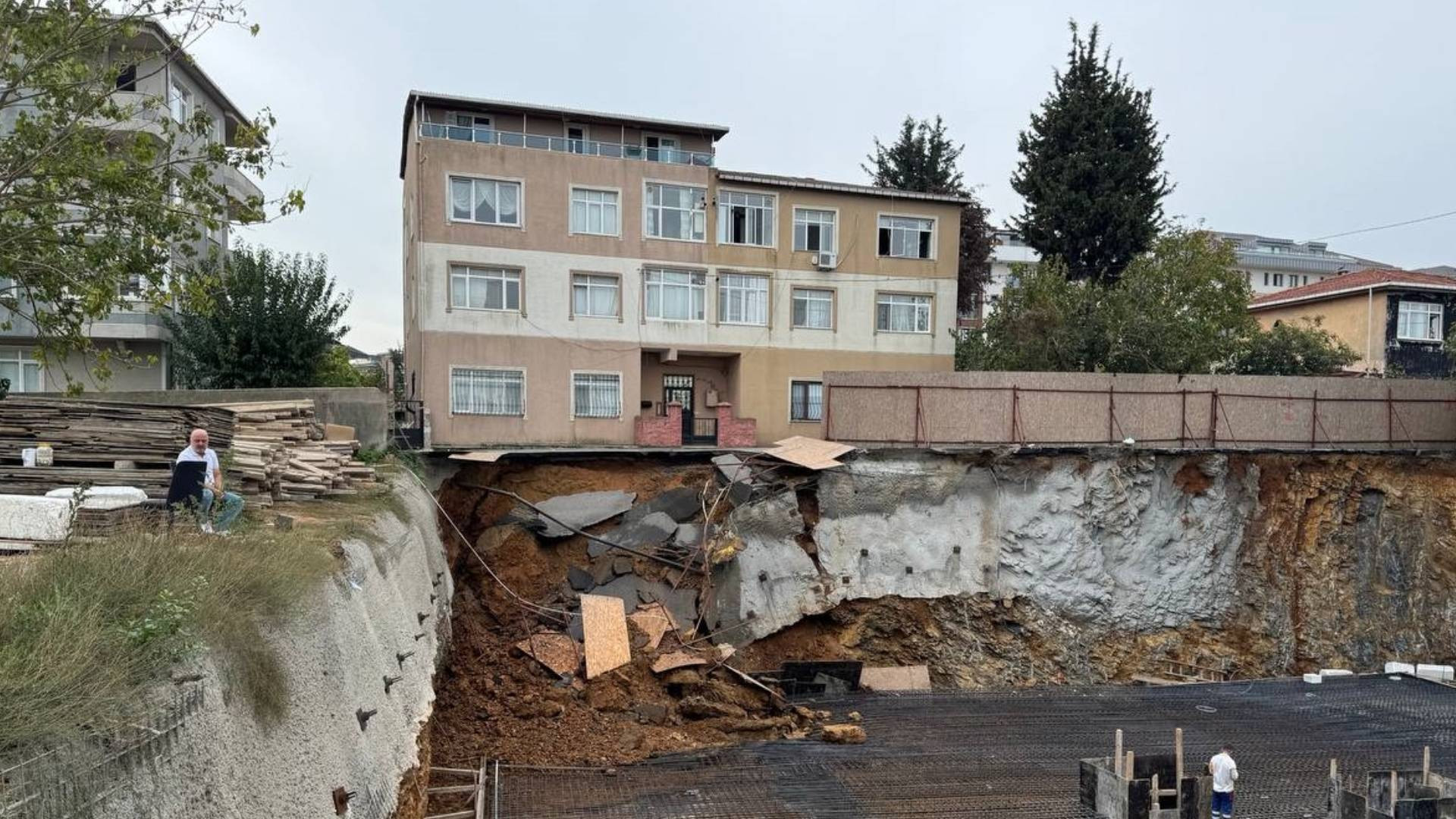 Üsküdar'da istinat duvarı çöktü, arbede yaşandı