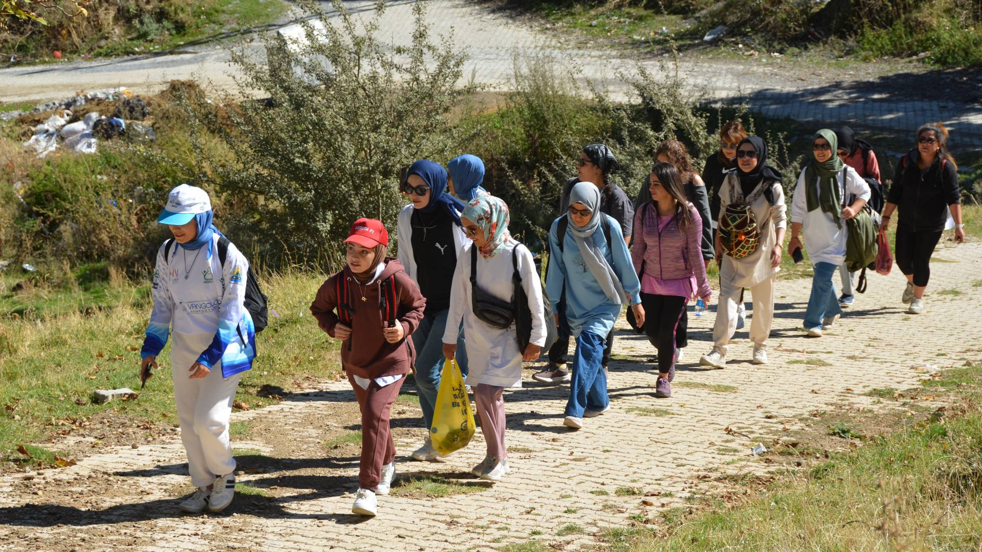 Bitlis'te kadınlar sağlıklı yaşama dikkati çekmek için yürüyüş yaptı