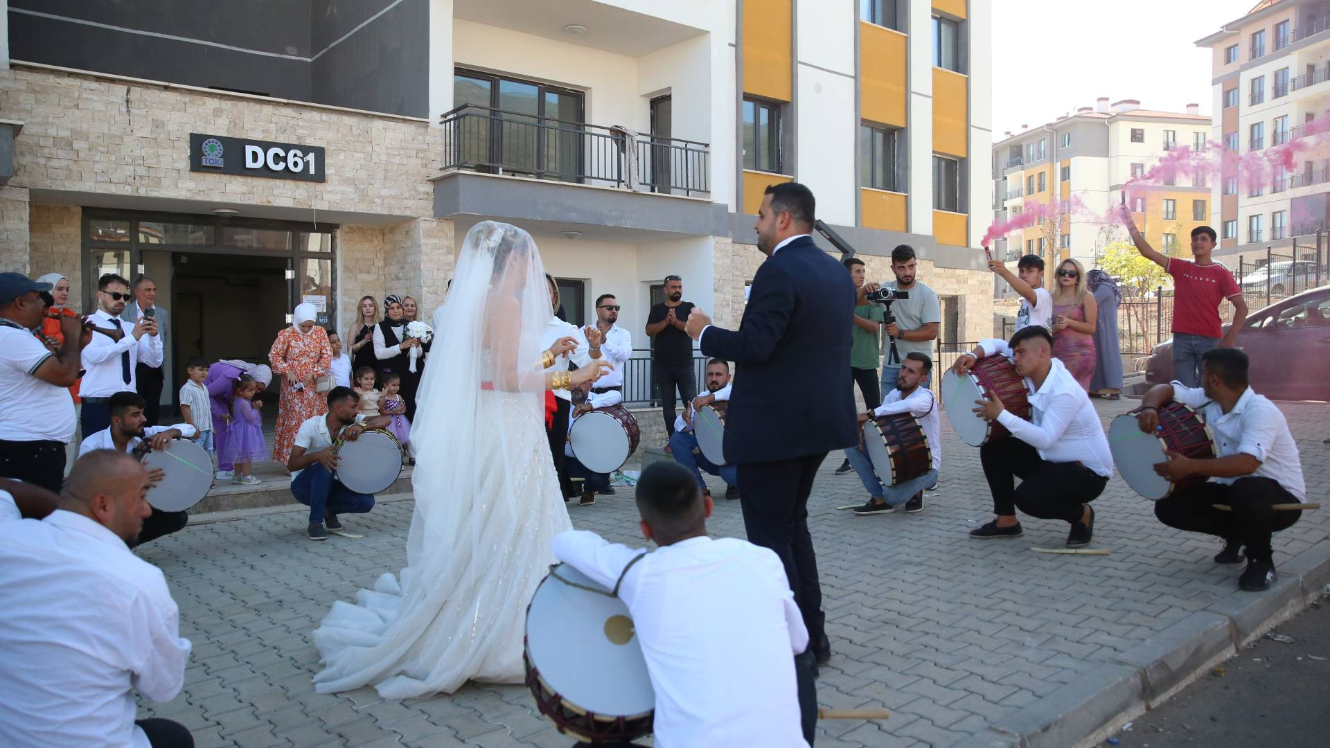 Hatay'da konutu teslim edilen depremzede, ertelediği düğününü yaptı