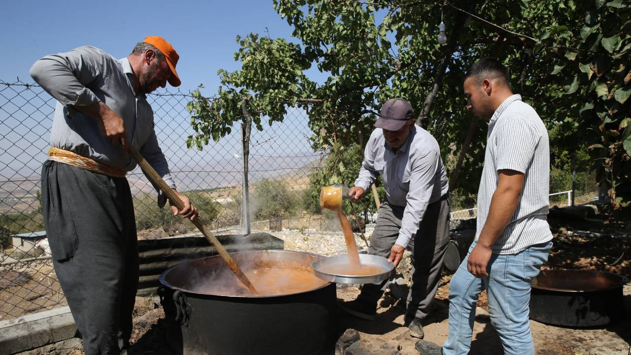 Siirt'te üç kuşak bir arada 'Tillo heriresi' üretiyor