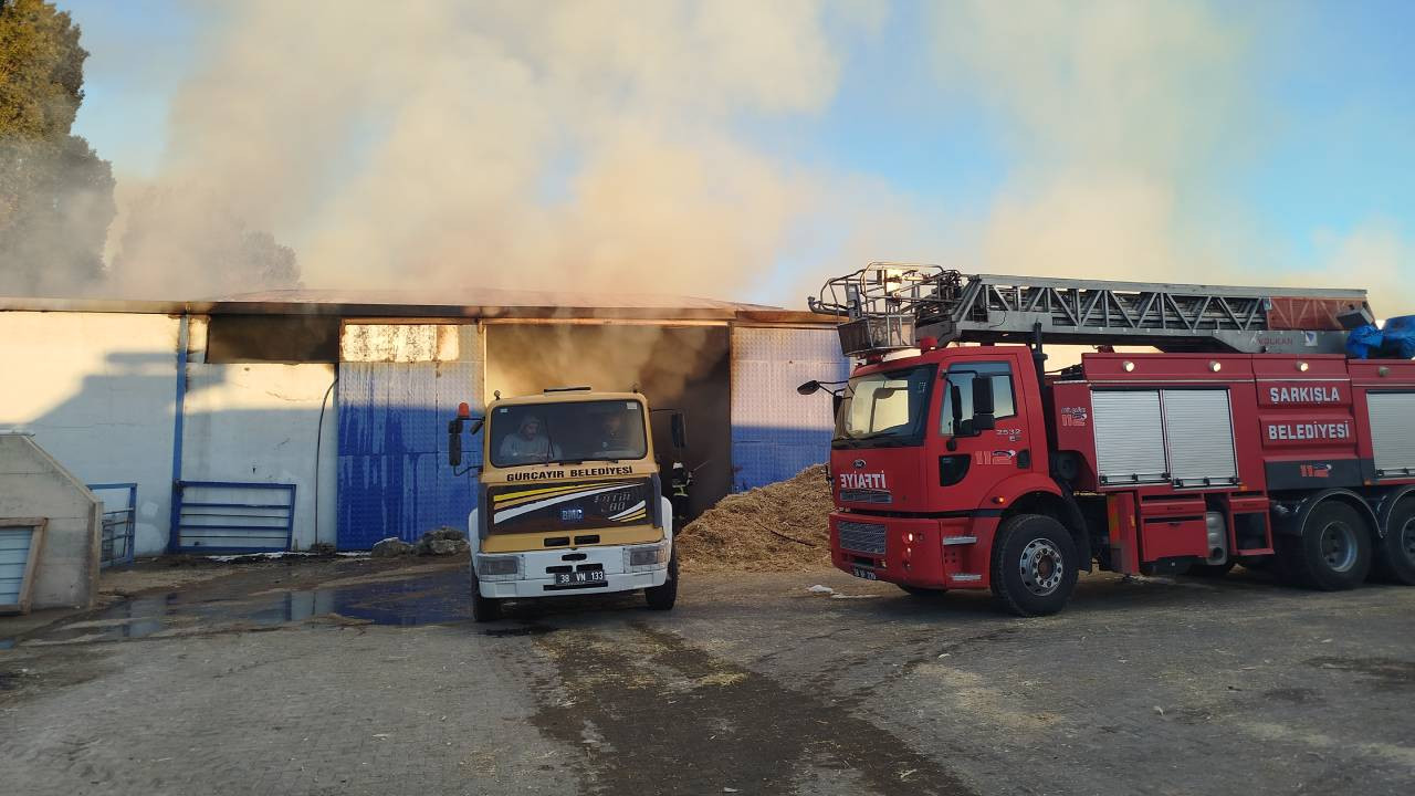 Sivas'ta yem deposunda yangın: 20 bin balya saman kül oldu