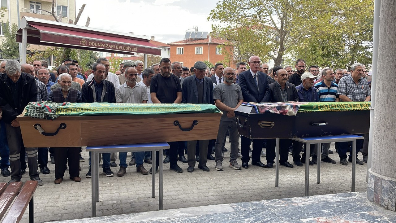 Afyonkarahisar'da trafik kazasında ölen 3 kişi Eskişehir'de defnedildi