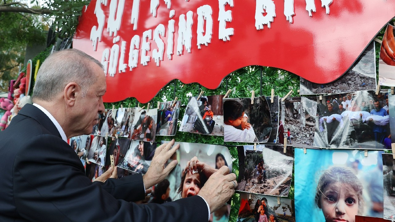 Erdoğan, 'Soykırımın Gölgesinde Bir Yıl' panosunu ziyaret etti