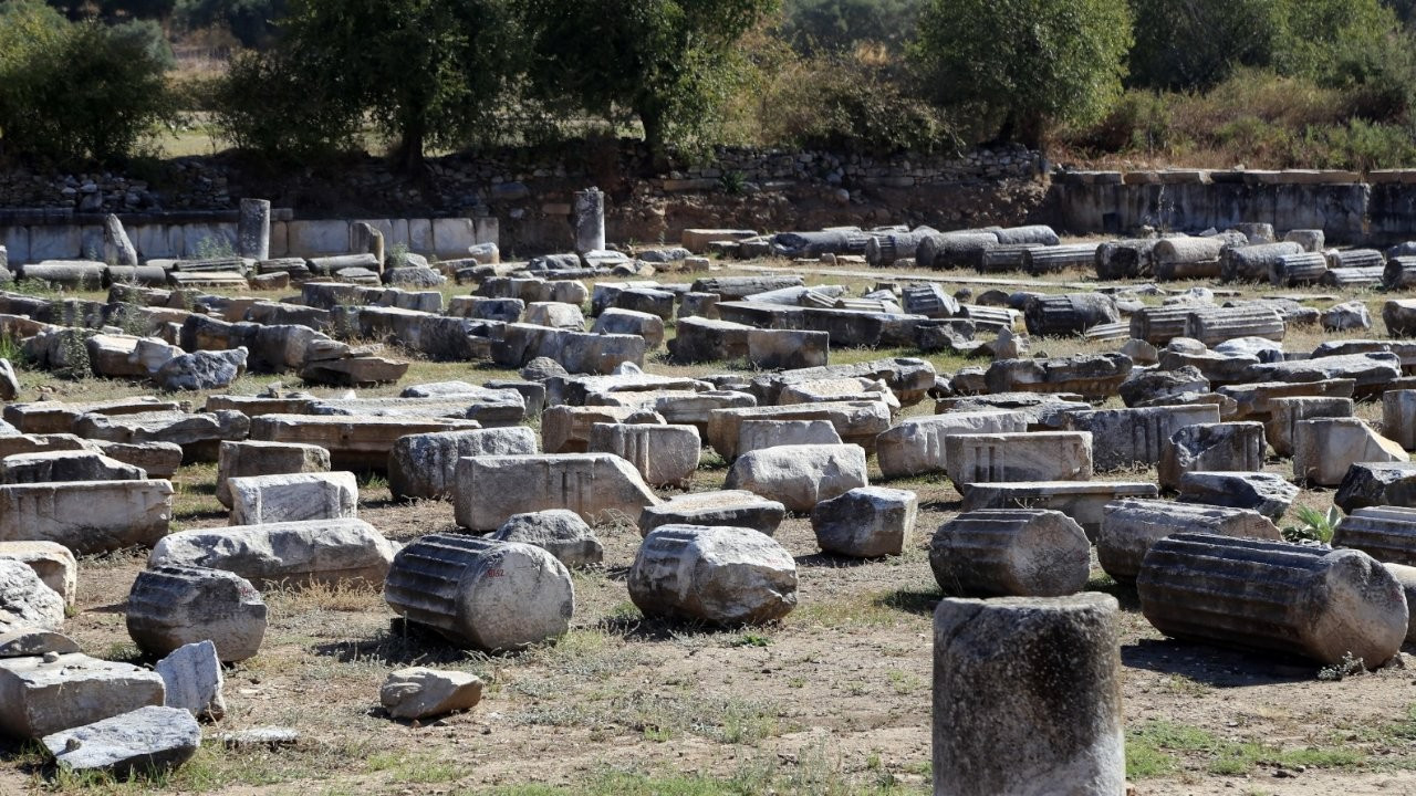 Euromos Antik Kenti'nin tiyatrosu ayağa kaldırılıyor