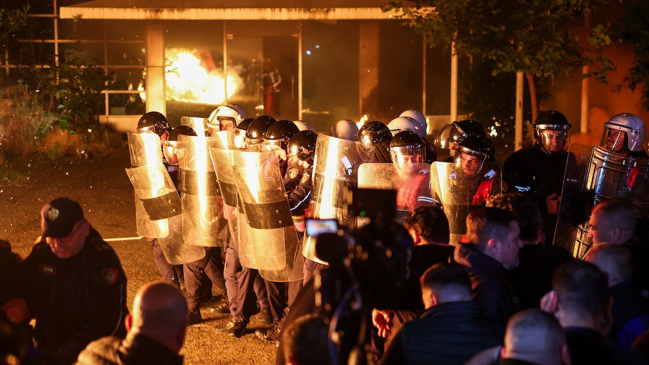 Arnavutluk’ta hükümet karşıtı protesto