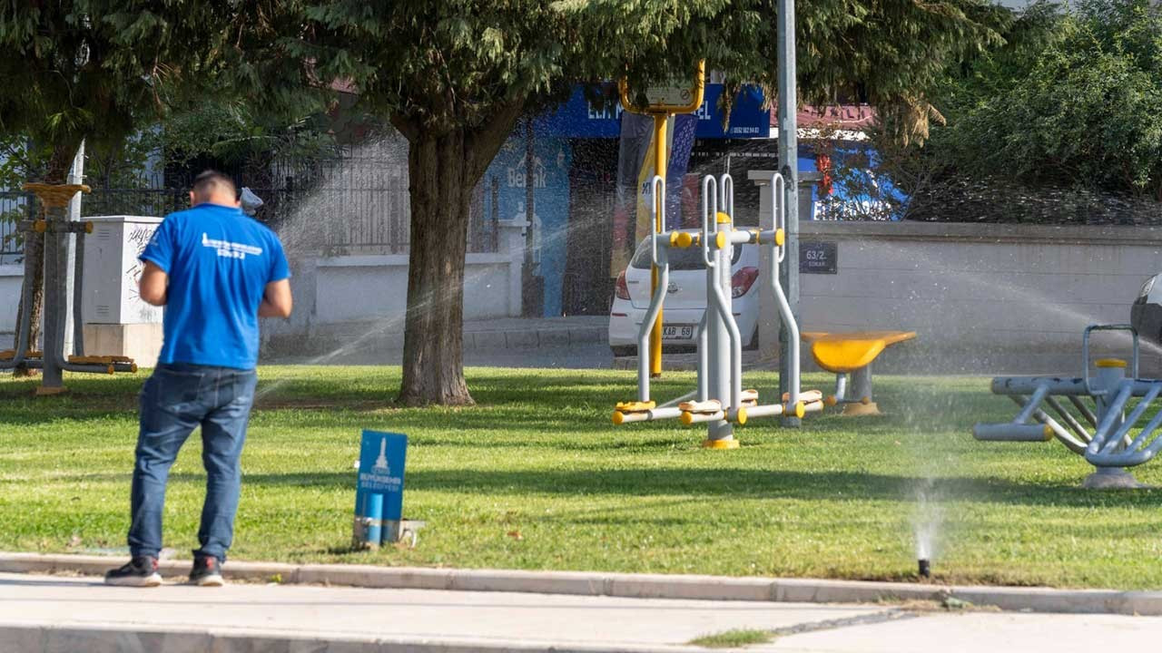 İzmir’in parklarında akıllı sulama dönemi