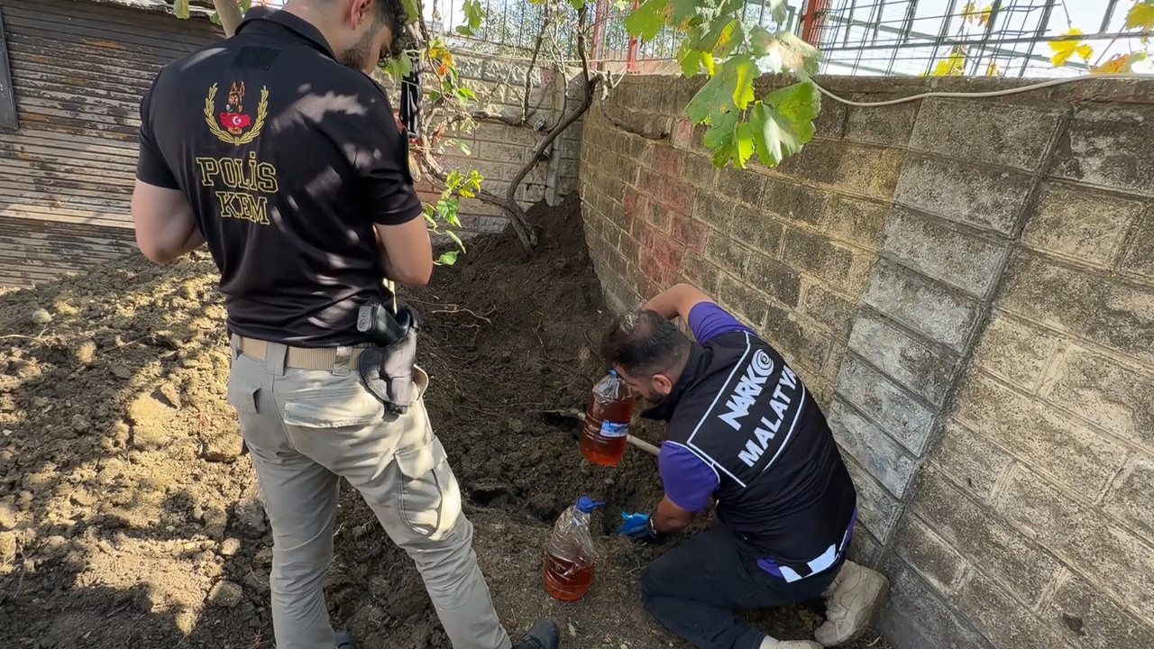 Malatya'da toprağa gömülü uyuşturucu ele geçirildi