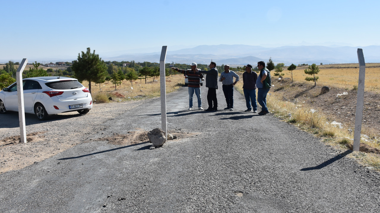 Arazisinden köy yolu geçen köylü yolu kapattı