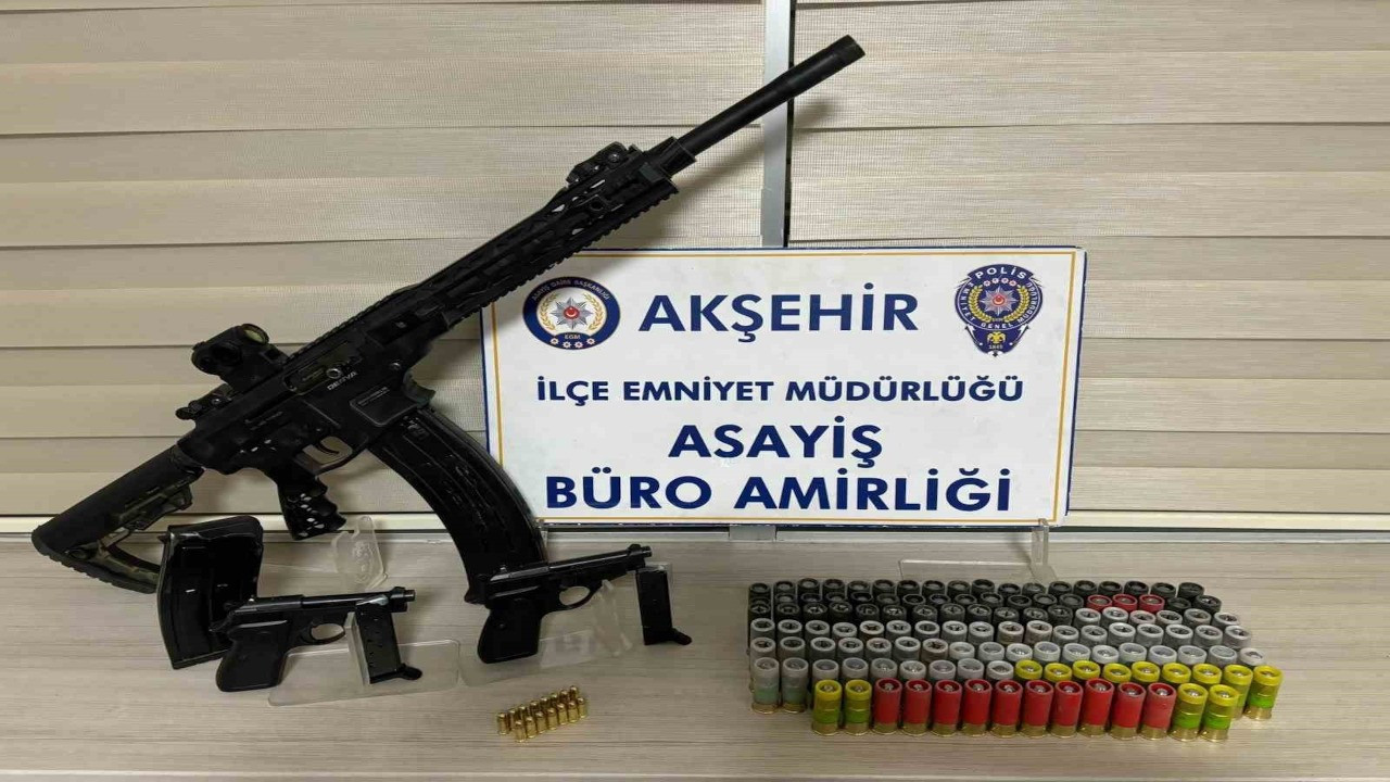 Akşehir'de bir araçta tabanca, tüfek ve mermi ele geçirildi