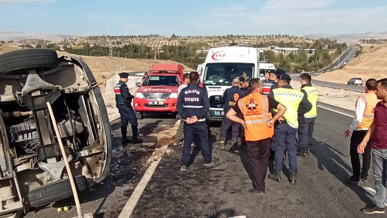 Malatya'da minibüs devrildi: 17 yaralı