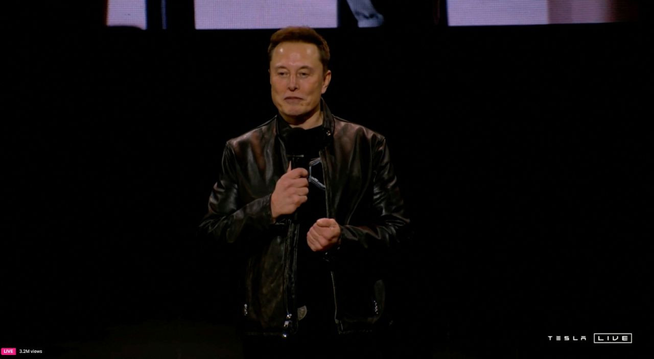 Elon Musk robotaksi, robovan ve Optimus robotları tanıttı - Sayfa 1