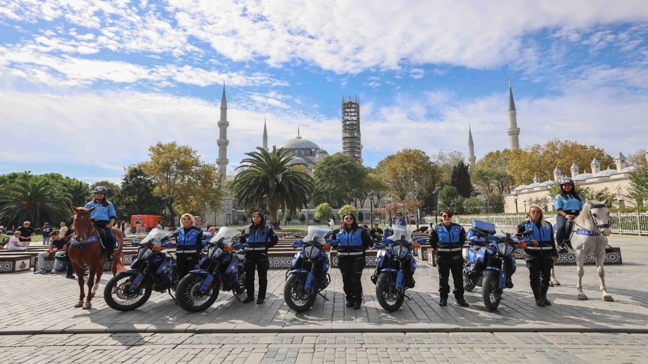 İstanbul sokaklarında motosikletli ve atlı kadın zabıtalar