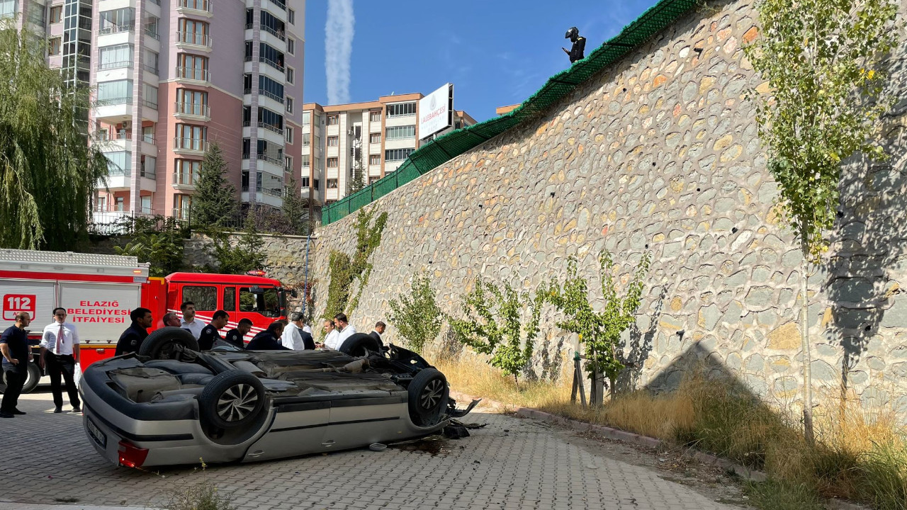 Otomobil 10 metre yükseklikten okul bahçesine düştü