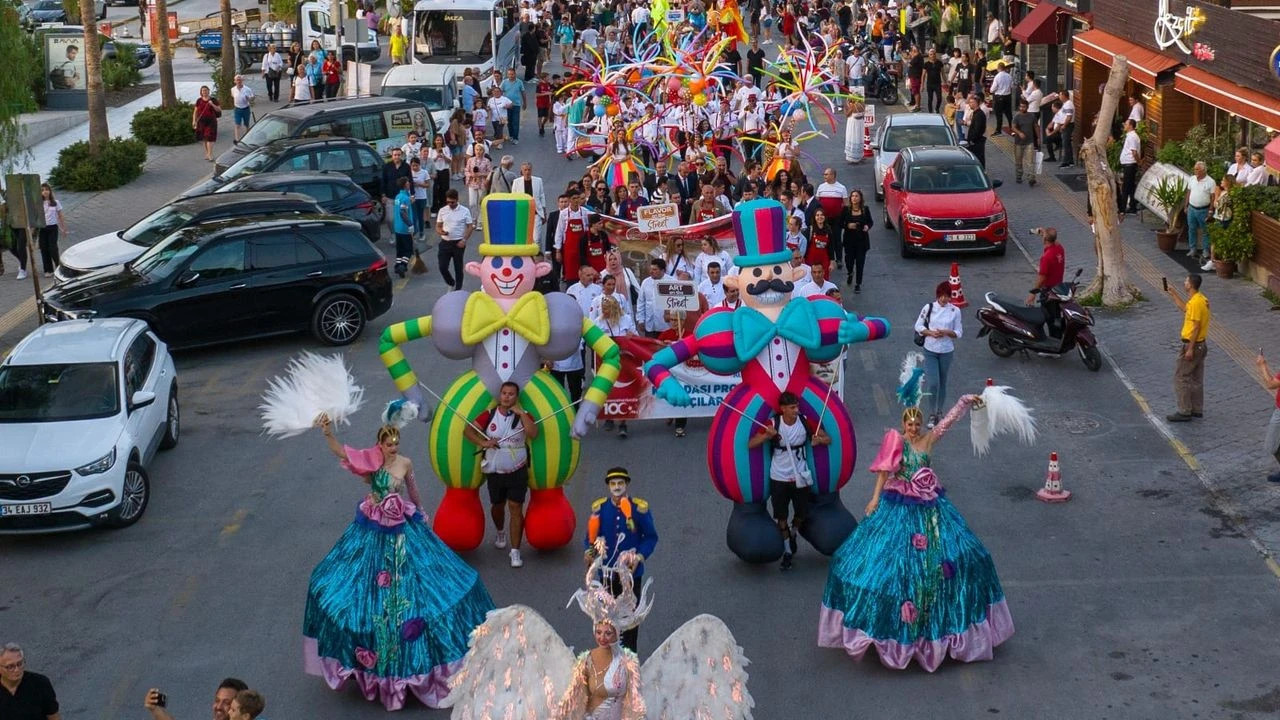 Kuşadası Sokak Festivali'nde rengarenk kortej