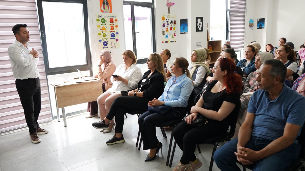 Beylikdüzü'nde anne ve babalara seminer verildi